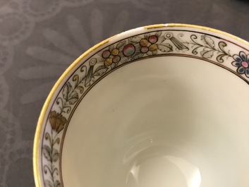 Une tasse et soucoupe en porcelaine de Chine famille rose, Qianlong