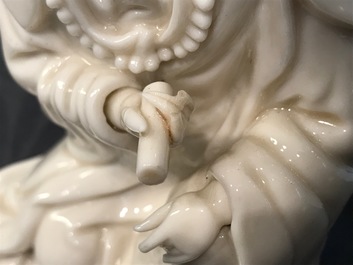 Un mod&egrave;le d'une Guanyin en porcelaine blanc de Chine de Dehua sur socle en bois, Kangxi