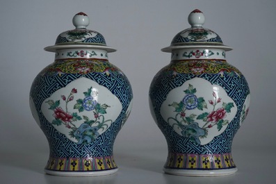 Een paar Chinese famille rose dekselvazen, 19e eeuw, en een paar blauwwitte schotels, 20e eeuw