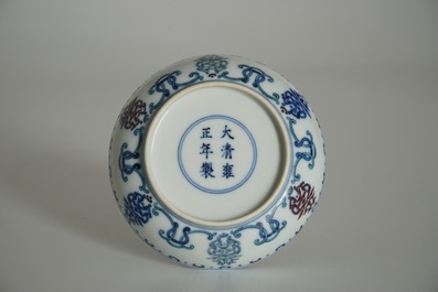 Une assiette en porcelaine de Chine doucai, marque de Yongzheng, 19/20&egrave;me