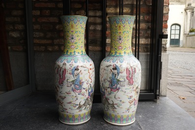Une paire de grands vases en porcelaine de Chine famille rose, marque et &eacute;poque de Guangxu