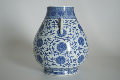 Een Chinese blauwwitte hu vaas met lotusslingers, Qianlong merk, 20e eeuw