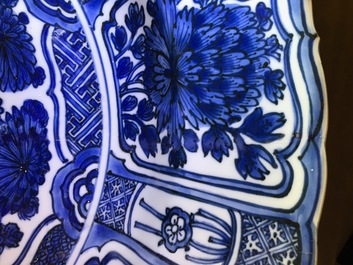 Un tr&egrave;s grand plat au vase fleuri en porcelaine de Chine bleu et blanc de type Kraak, Wanli