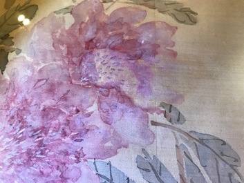 Une peinture chinoise sur soie figurant des pivoines, 19&egrave;me