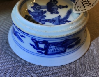 Een paar ronde Chinese blauwwitte zoutvaten, Kangxi