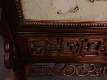 Un &eacute;cran de table en bois et porcelaine de Chine qianjiang cai, 19/20&egrave;me