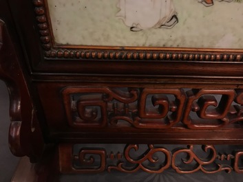 A Chinese table screen with a qianjiang cai plaque, 19/20th C.