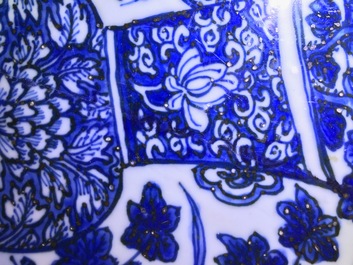 Un tr&egrave;s grand plat au vase fleuri en porcelaine de Chine bleu et blanc de type Kraak, Wanli