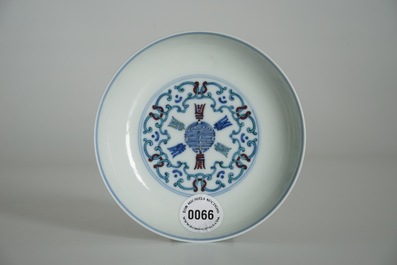 Une assiette en porcelaine de Chine doucai, marque de Yongzheng, 19/20&egrave;me