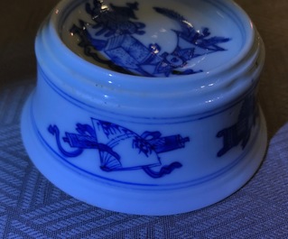 Een paar ronde Chinese blauwwitte zoutvaten, Kangxi