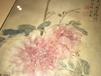 Une peinture chinoise sur soie figurant des pivoines, 19&egrave;me