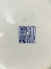 Een Chinees bord in ijzerrood en blauw, Qianlong merk, 19/20e eeuw