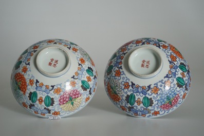 Une paire de bols en porcelaine de Chine doucai et famille rose, marque &agrave; 4 caract&egrave;res, 19/20&egrave;me