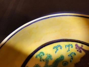 Een Chinees bord met draken op een gele fondkleur, Kangxi