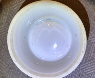 Une paire de salerons de forme ronde en porcelaine de Chine bleu et blanc, Kangxi