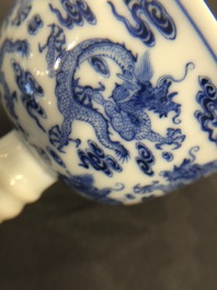 Une coupe sur pi&eacute;douche en porcelaine de Chine bleu et blanc, marque et poss. &eacute;poque de Yongzheng