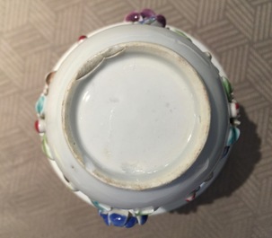 Un crachoir de femme couvert en porcelaine de Chine famille rose, Yongzheng