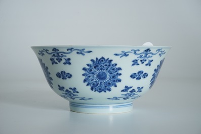 Een Chinese blauwwitte kom met decor van lotussen, Qianlong merk en periode