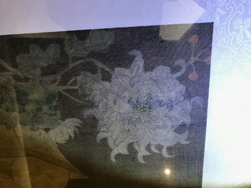 Een set van vier Chinese schilderijen van kostbaarheden en bloemen, in kader, 19e eeuw