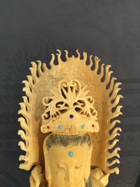 Un grand mod&egrave;le d'une Guanyin en ivoire sculpt&eacute; et incrust&eacute;, Chine, 19&egrave;me