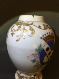 Een Chinees famille rose theeservies met wapendecor voor de Nederlandse markt, Qianlong