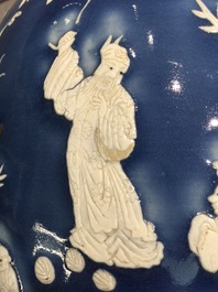 Un grand vase en porcelaine de Chine &agrave; d&eacute;cor en relief sur fond bleu, 19&egrave;me