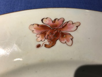 Un plat en porcelaine de Chine famille rose &agrave; d&eacute;cor de deux femmes, Qianlong