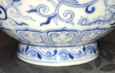 Een Chinese blauwwitte yuhuchunping vaas, Qianlong merk, 19/20e eeuw