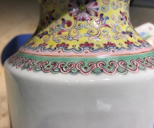 Un vase en porcelaine de Chine famille rose aux guerriers, marque de Qianlong, R&eacute;publique, 20&egrave;me