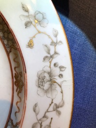 Une paire d'assiettes en porcelaine de Chine grisaille &agrave; d&eacute;cor &eacute;rotique et une paire de style Meissen, Qianlong