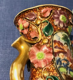 Une paire de vases en porcelaine de Chine famille rose aux d&eacute;cors mandarins, Qianlong