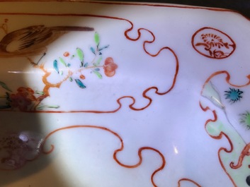 Twee Chinese famille rose hexagonale schotels met mandarijns decor, Qianlong