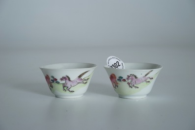 Une paire de tasses et soucoupes en porcelaine de Chine famille rose aux chevaux, Yongzheng/Qianlong