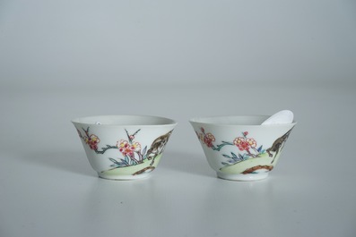 Une paire de tasses et soucoupes en porcelaine de Chine famille rose aux chevaux, Yongzheng/Qianlong