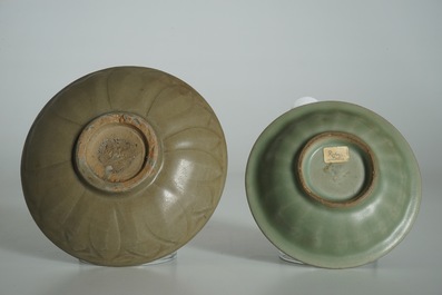 Twee Chinese Longquan celadon borden met lotusdecor buitenrand, Ming