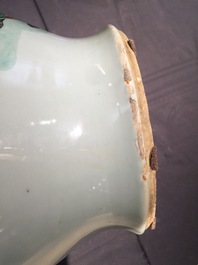 Un grand vase en porcelaine de Chine famille verte aux immortels, 19&egrave;me