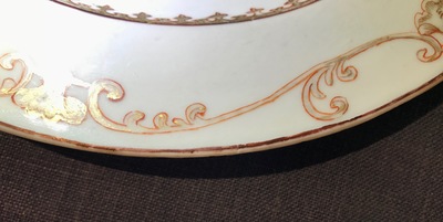 Une paire d'assiettes en porcelaine de Chine grisaille &agrave; d&eacute;cor &eacute;rotique et une paire de style Meissen, Qianlong