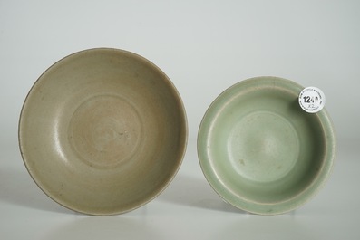 Twee Chinese Longquan celadon borden met lotusdecor buitenrand, Ming