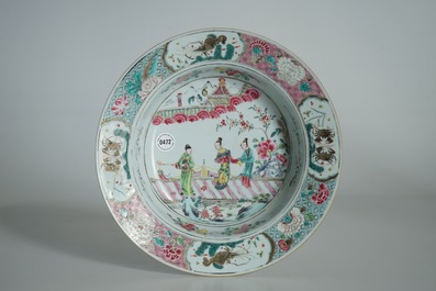 Une assiette profonde en porcelaine de Chine famille rose &agrave; d&eacute;cor de figures sur un pont, Yongzheng