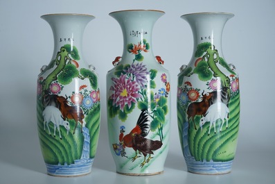 Een paar grote Chinese famille rose vazen met geiten en &eacute;&eacute;n met hanen, 20e eeuw