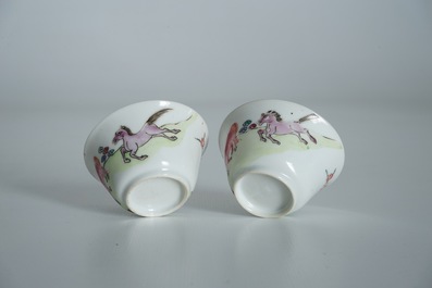 Une paire de tasses et soucoupes en porcelaine de Chine famille rose aux chevaux, Yongzheng/Qianlong