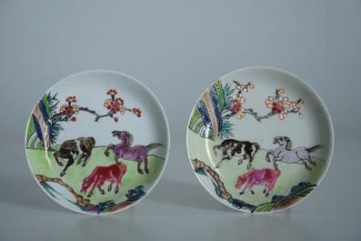 Une paire de tasses et soucoupes en porcelaine de Chine famille rose aux chevaux, Yongzheng/Qianlong