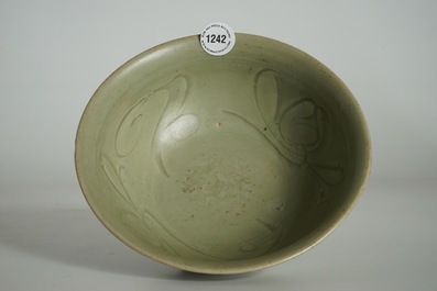 Un bol en porcelaine de Chine c&eacute;ladon de Longquan, Ming