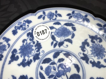 Un bol en porcelaine de Chine bleu et blanc &agrave; d&eacute;cor de fleurs et fruits, 19&egrave;me