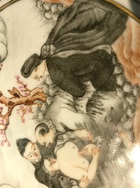 Une paire d'assiettes en porcelaine de Chine grisaille &agrave; d&eacute;cor &eacute;rotique et une paire de style Meissen, Qianlong