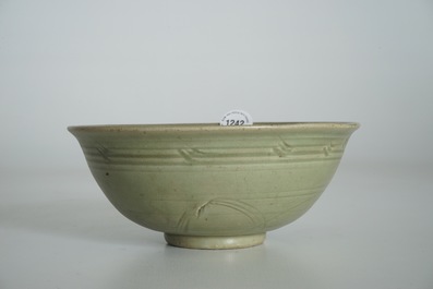 Een Chinese Longquan celadon kom met onderglazuur decor, Ming