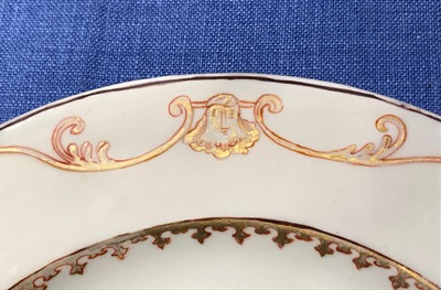 Une paire d'assiettes en porcelaine de Chine grisaille &agrave; d&eacute;cor &eacute;rotique et une paire de style Meissen, Qianlong