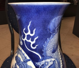 Een Chinese blauwwitte hu vaas met reli&euml;fdecor van dieren op poederblauwe fondkleur, Chenghua merk, 19/20e eeuw
