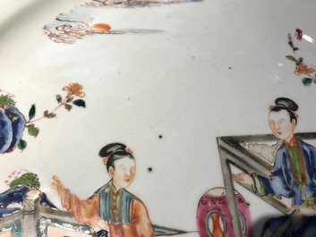 Een Chinese famille rose schotel met decor van twee dames, Qianlong