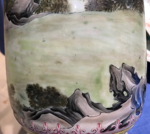 Un vase en porcelaine de Chine famille rose aux guerriers, marque de Qianlong, R&eacute;publique, 20&egrave;me